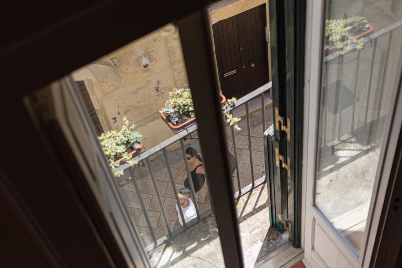 Palazzo Della Contessa - Suites & Breakfast Lecce Ngoại thất bức ảnh