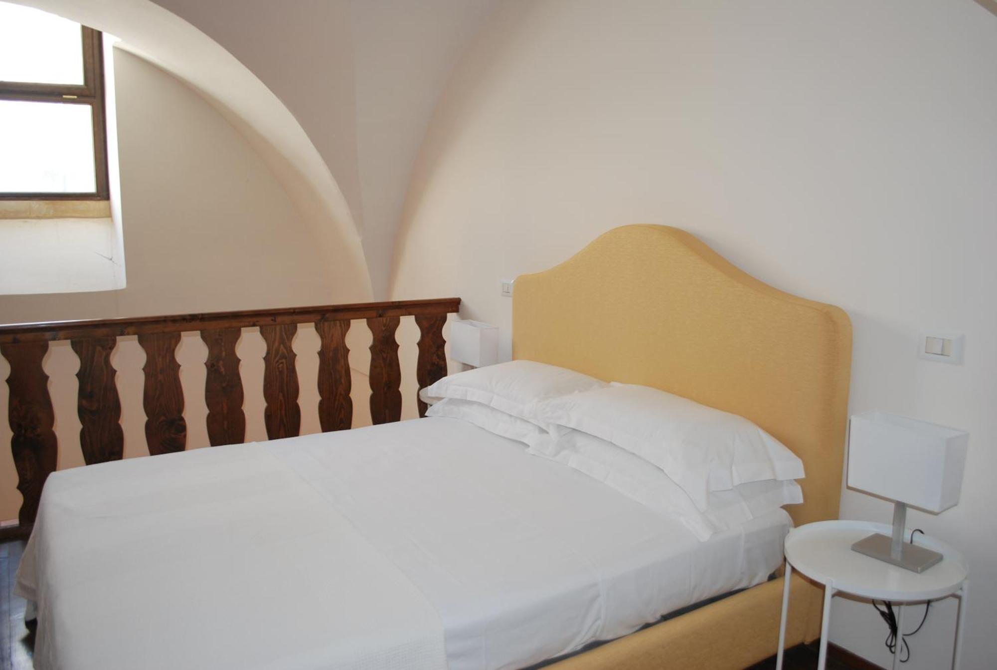 Palazzo Della Contessa - Suites & Breakfast Lecce Ngoại thất bức ảnh